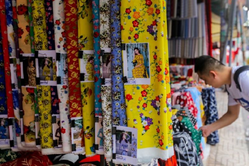 Mua vải tại chợ Lê Minh Xuân